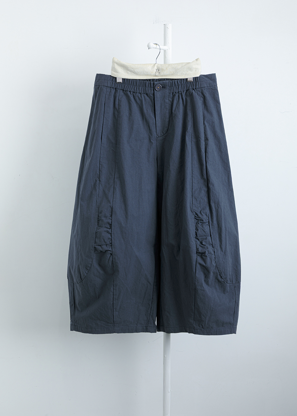 緩步膝間抽褶繭型休閒褲