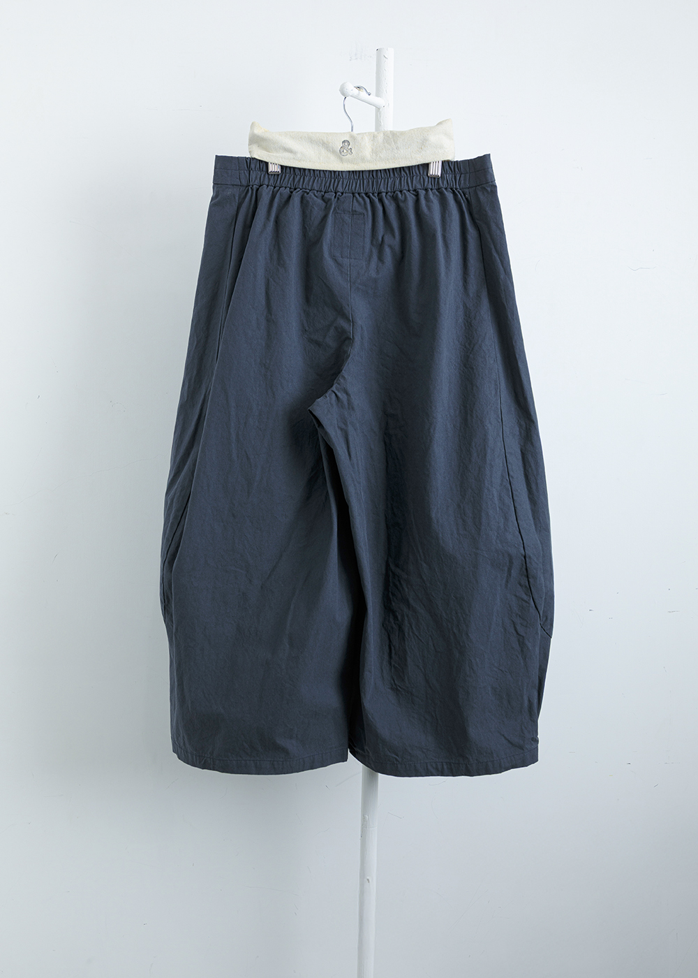 緩步膝間抽褶繭型休閒褲