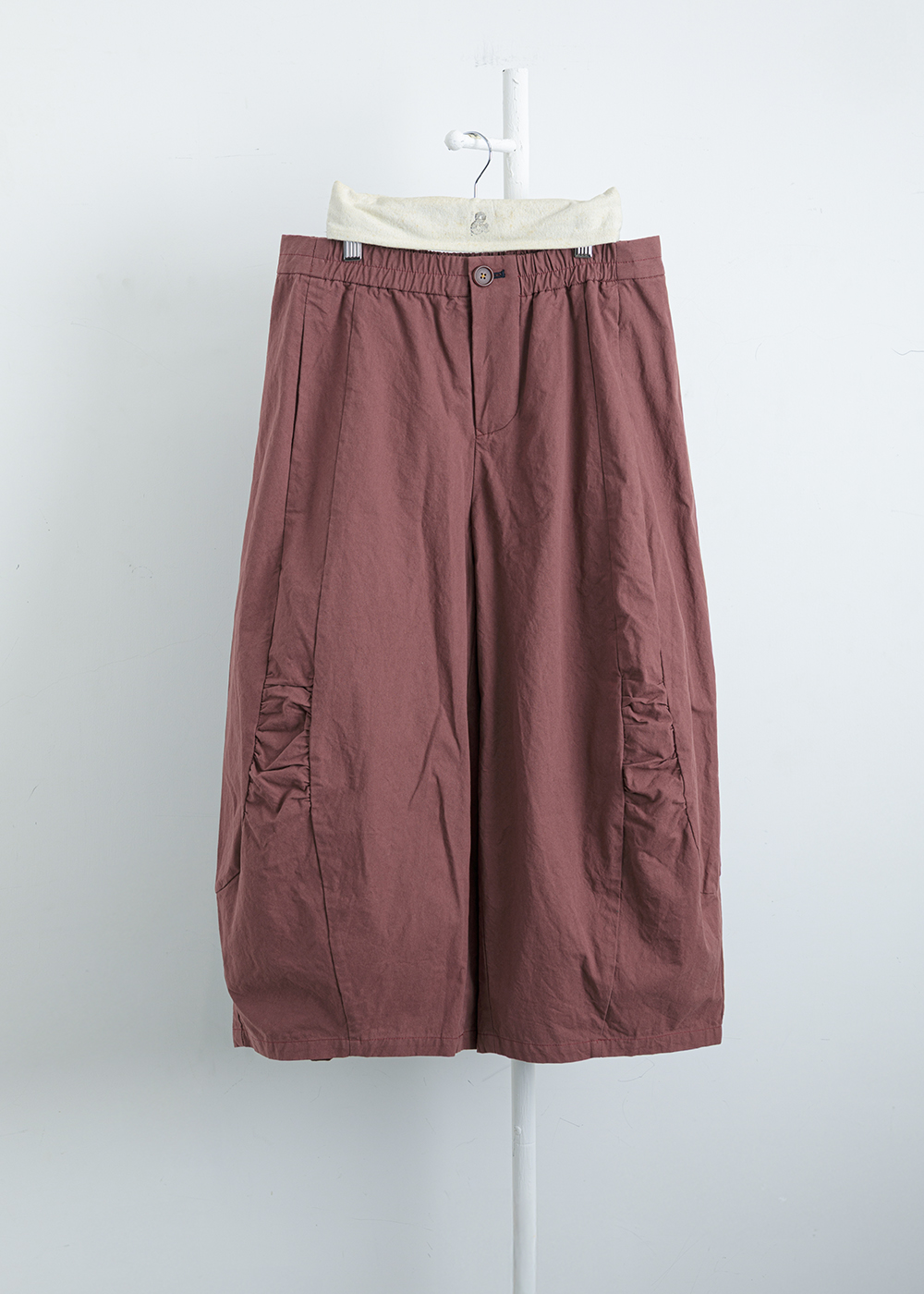 緩步膝間抽褶繭型休閒褲