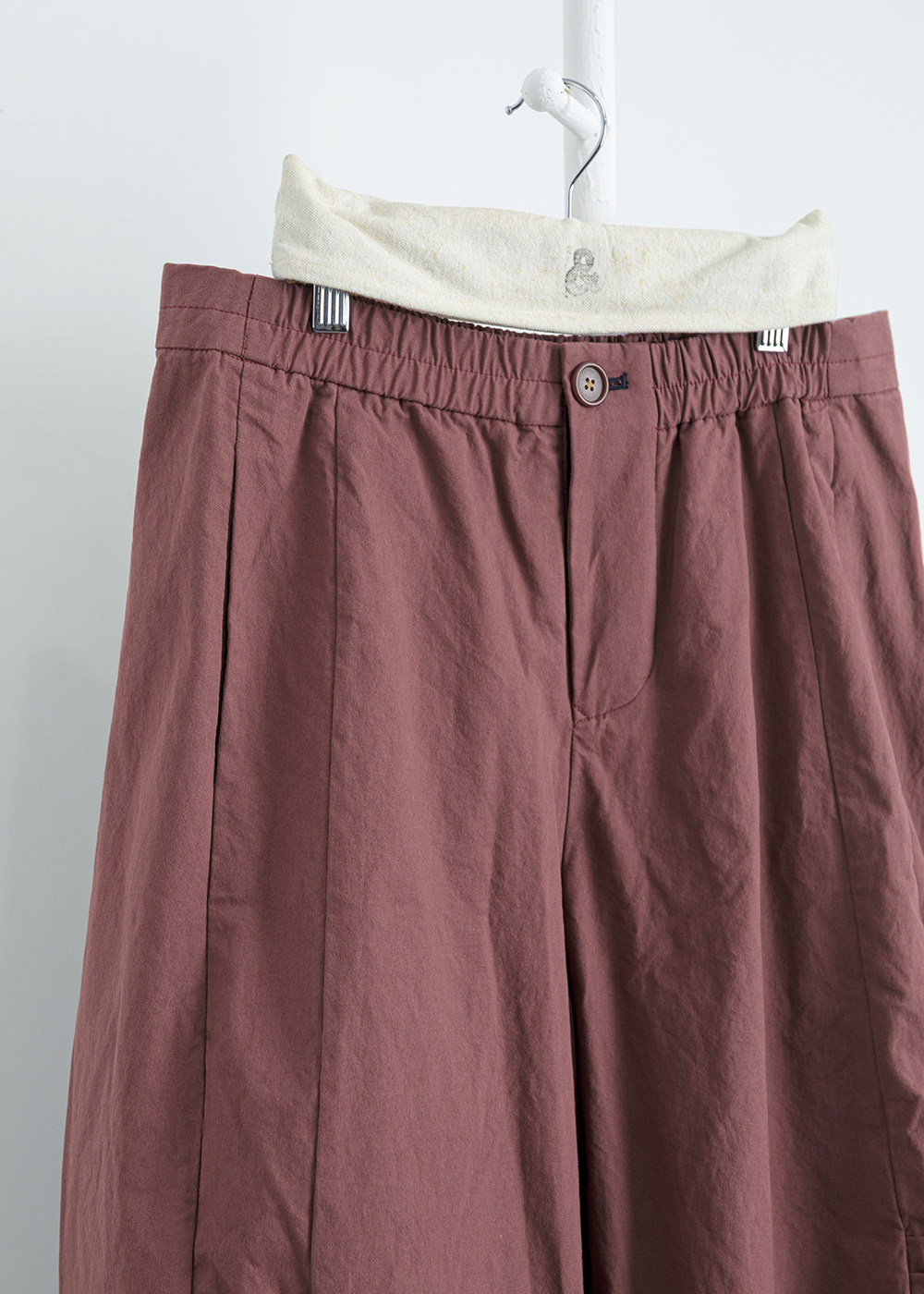 緩步膝間抽褶繭型休閒褲