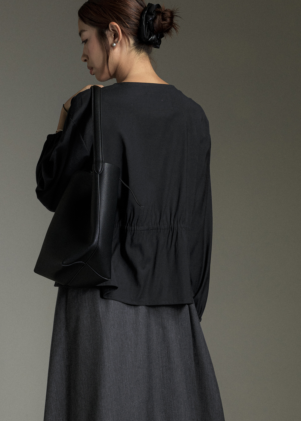 單側柔弧層次上衣