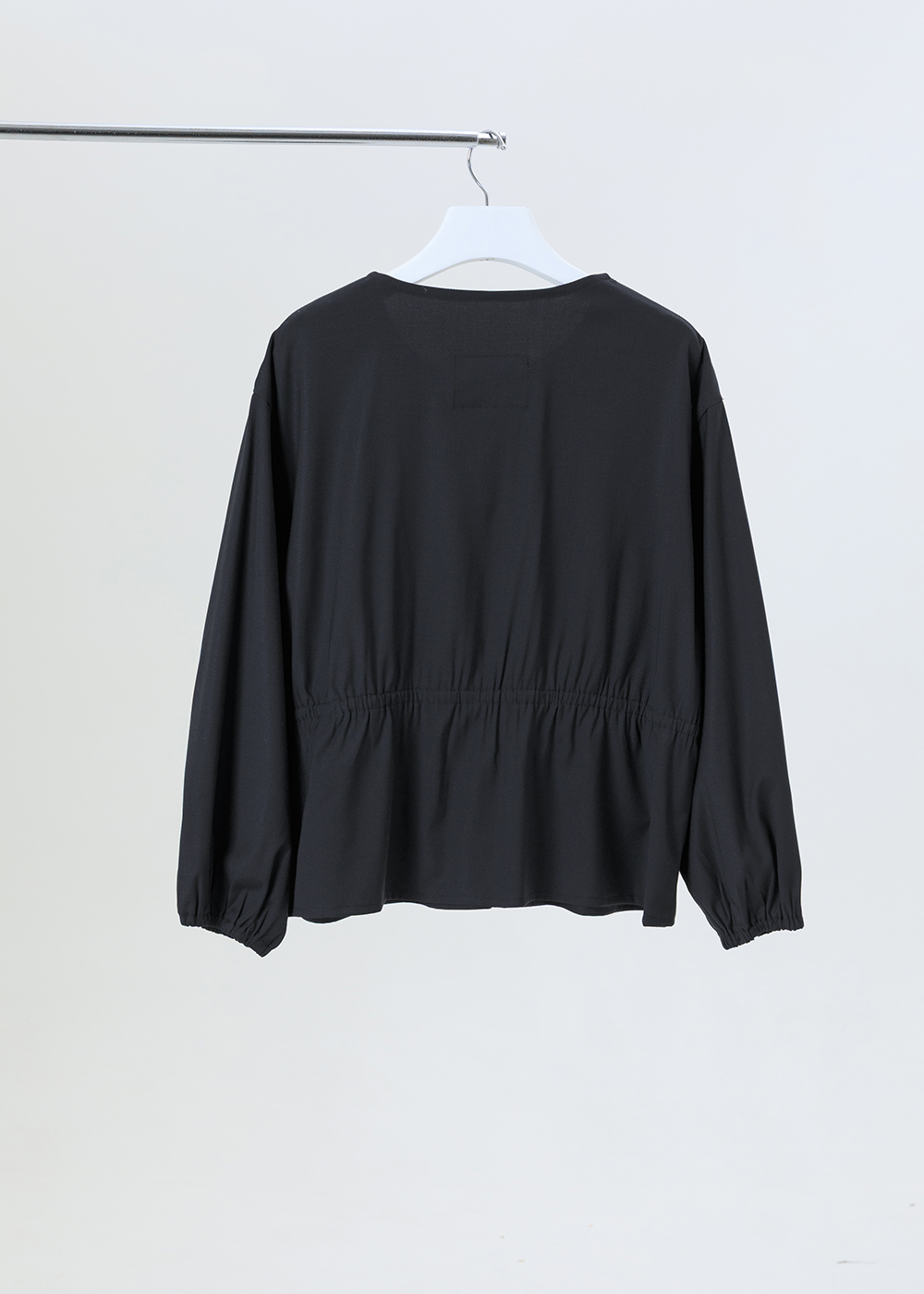 單側柔弧層次上衣