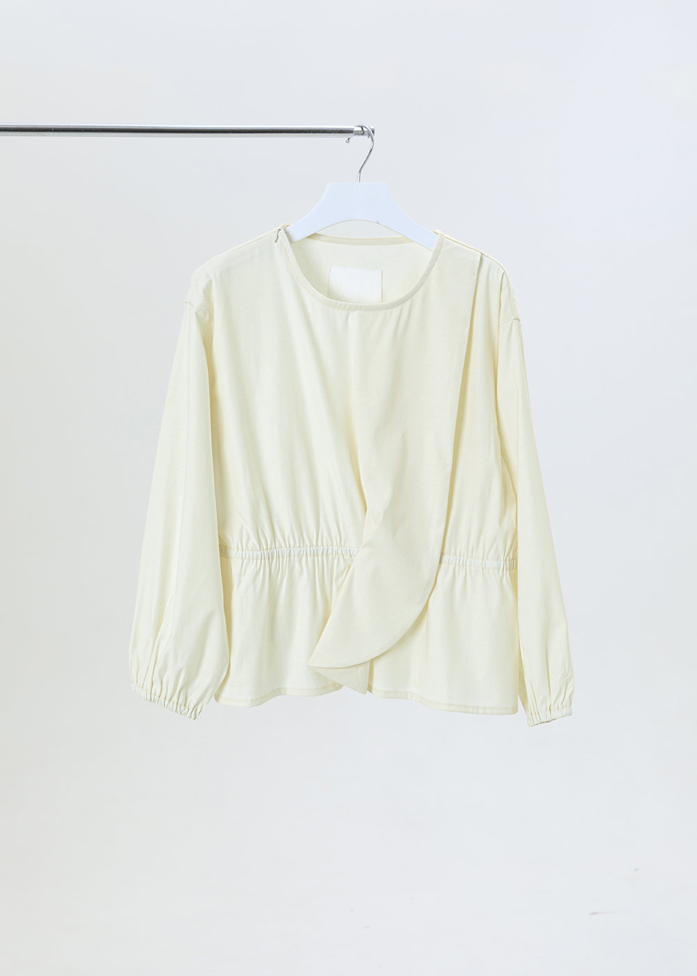 單側柔弧層次上衣