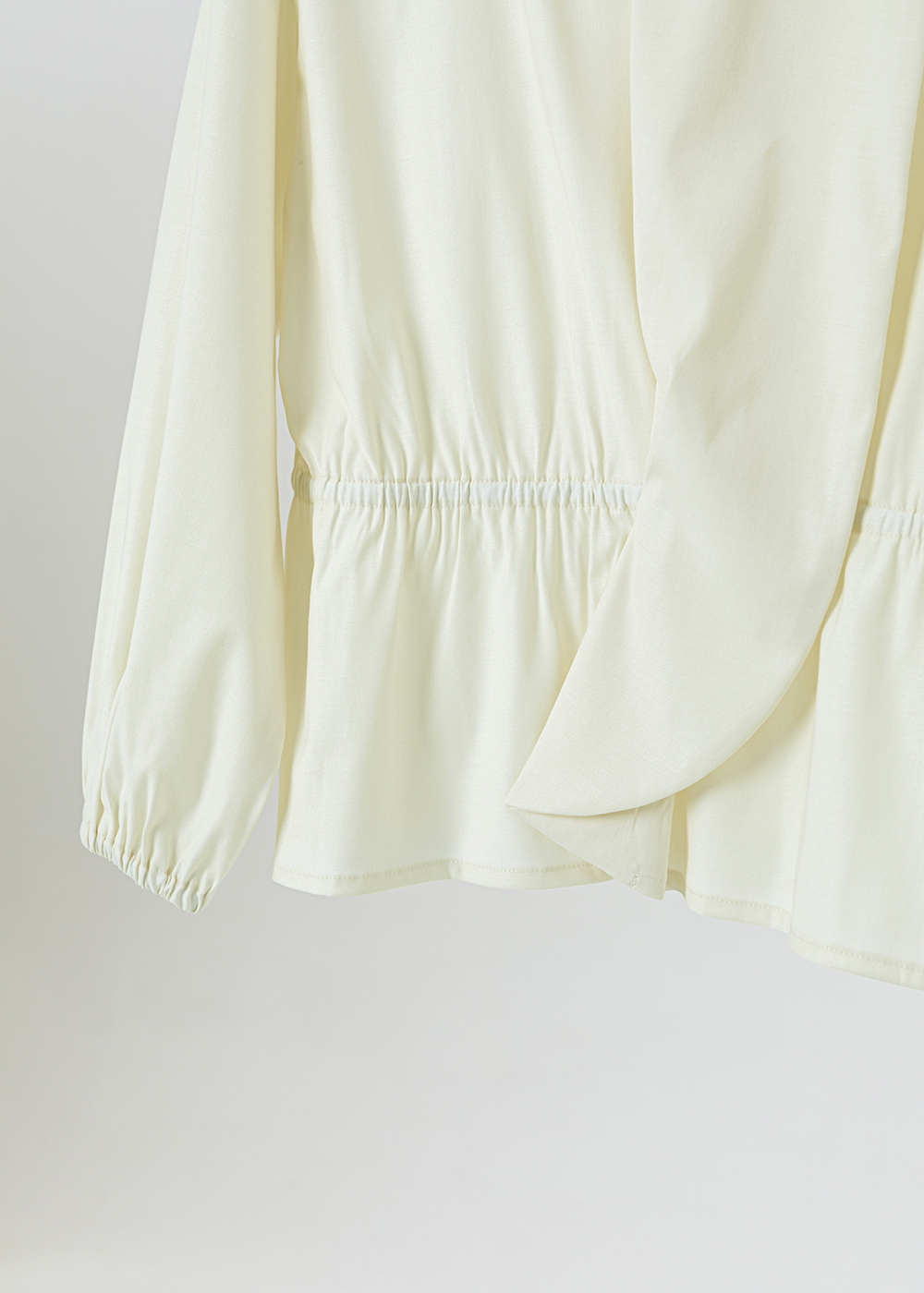 單側柔弧層次上衣