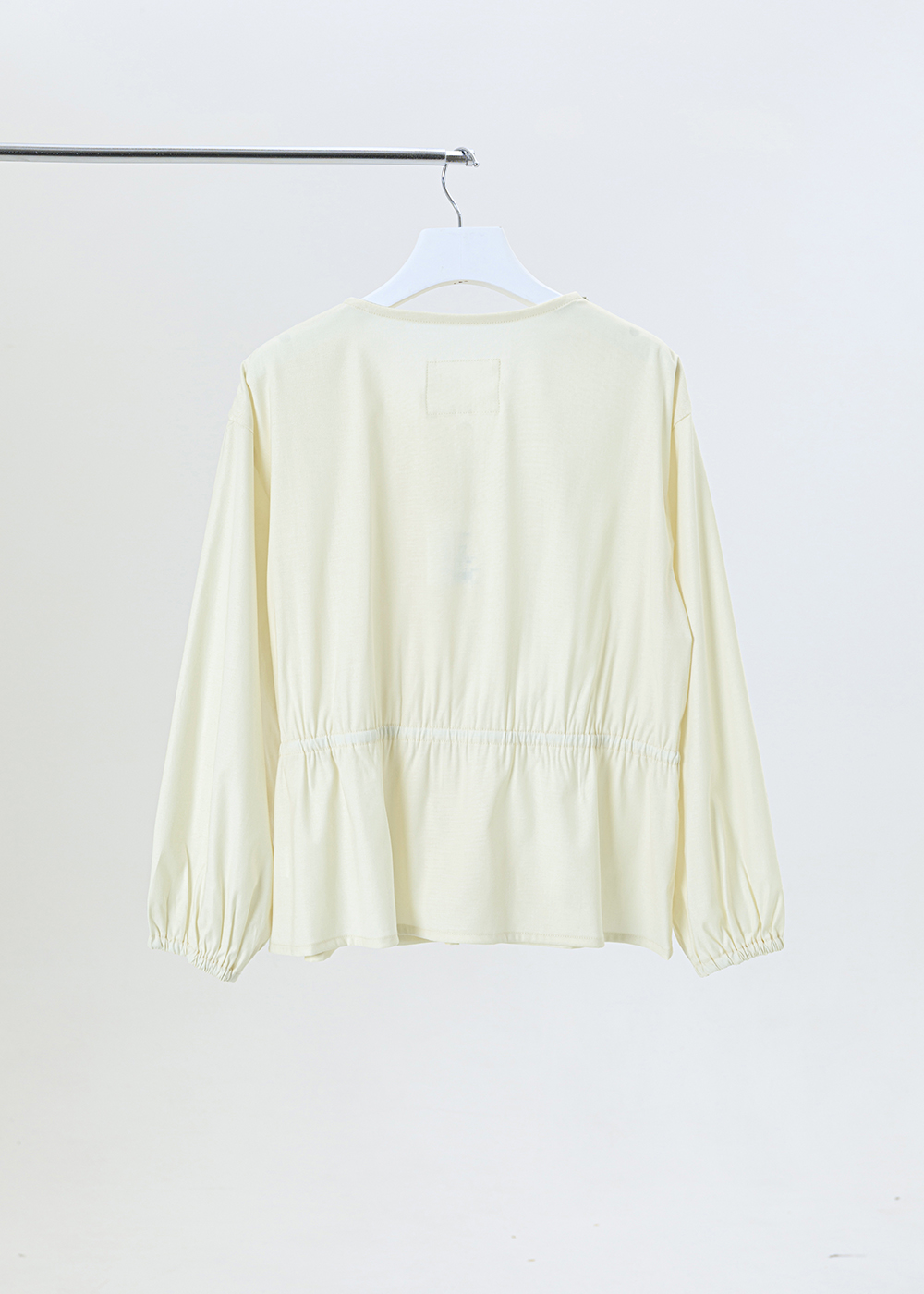 單側柔弧層次上衣