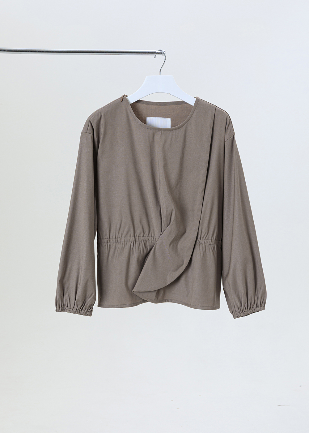 單側柔弧層次上衣