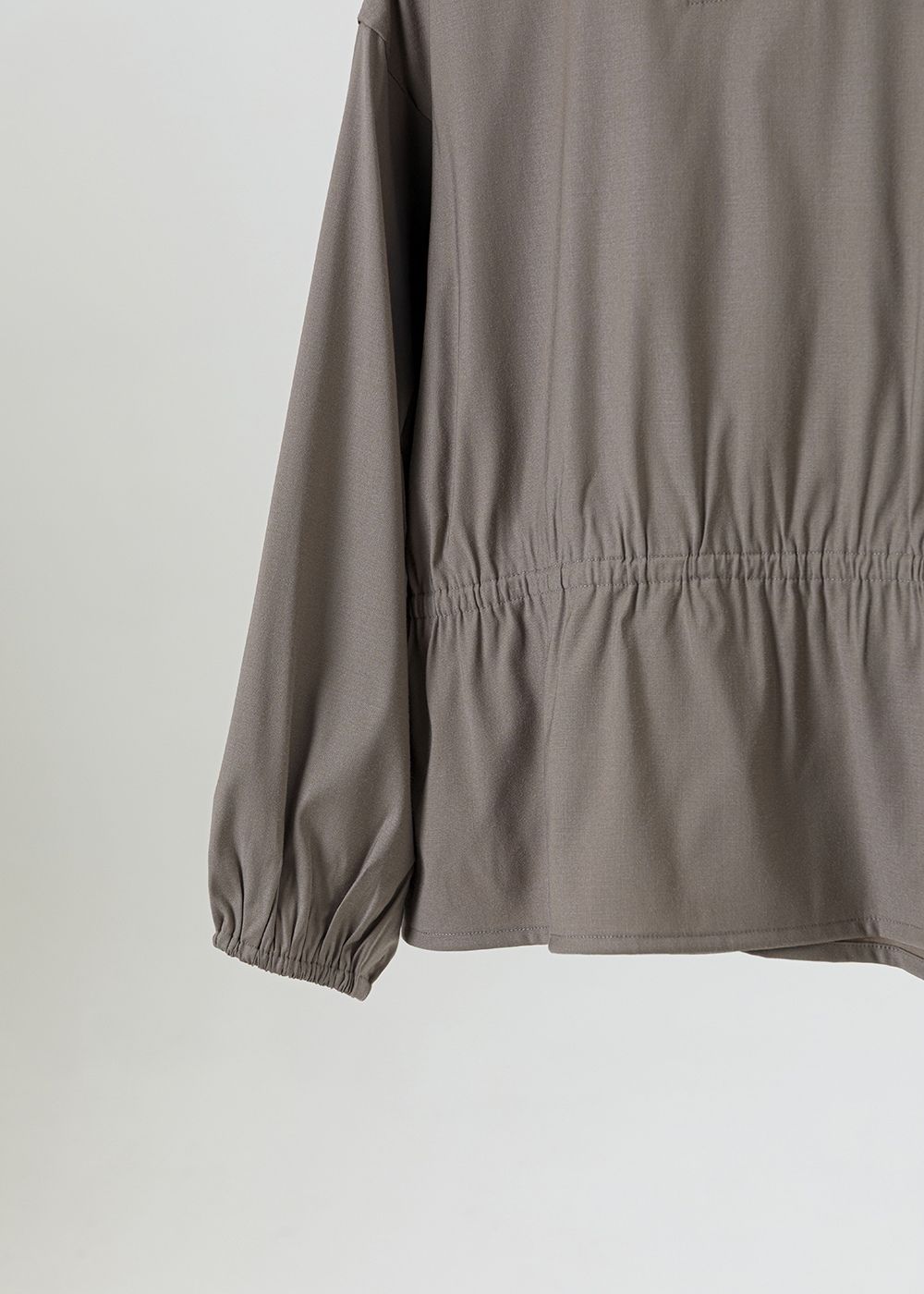 單側柔弧層次上衣