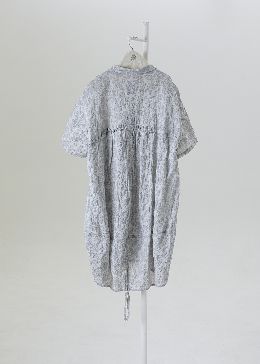  | 透織柔瓣 |浮雕緹花薄棉長版襯衫