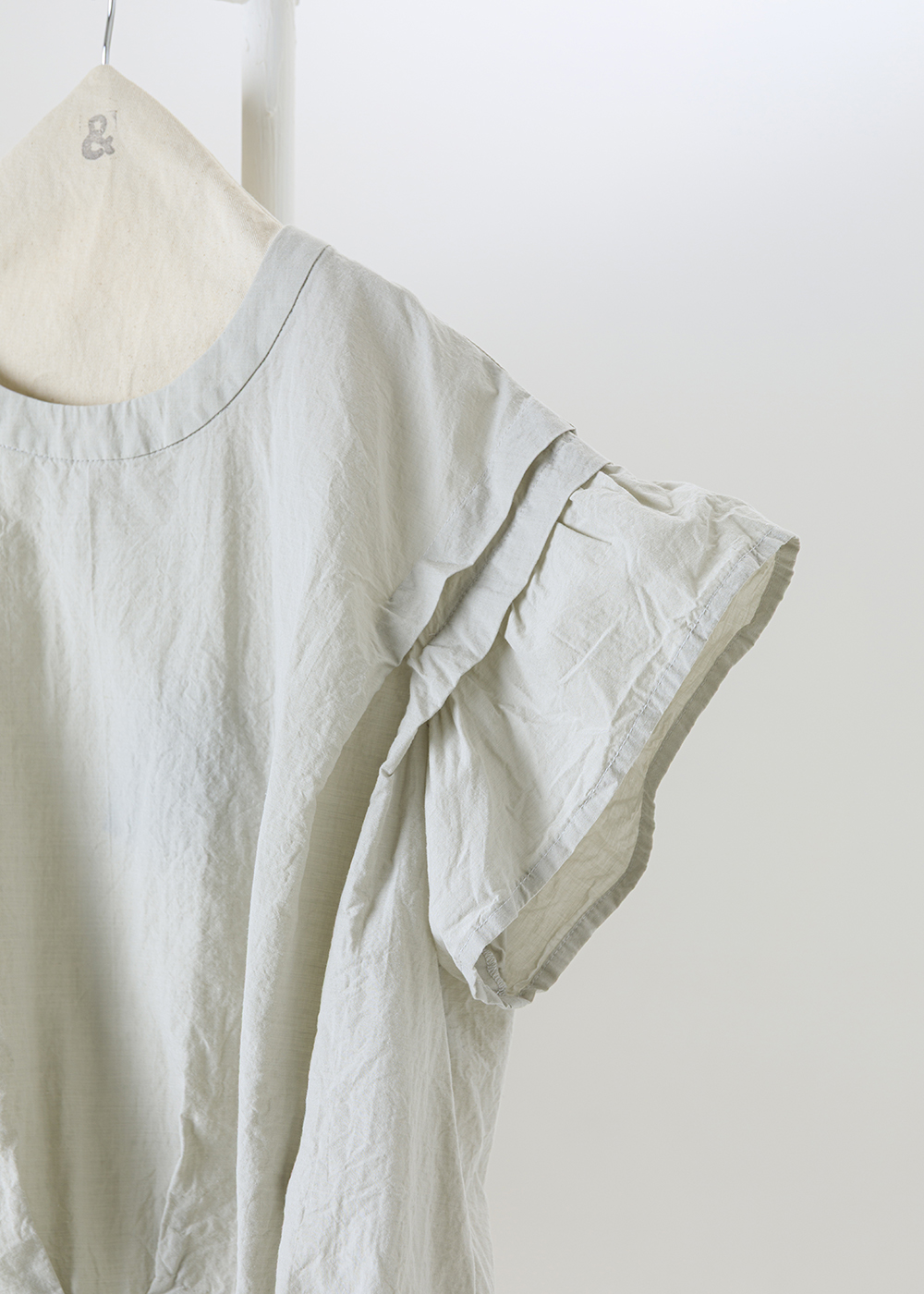 摺頁雙層立體荷葉袖上衣