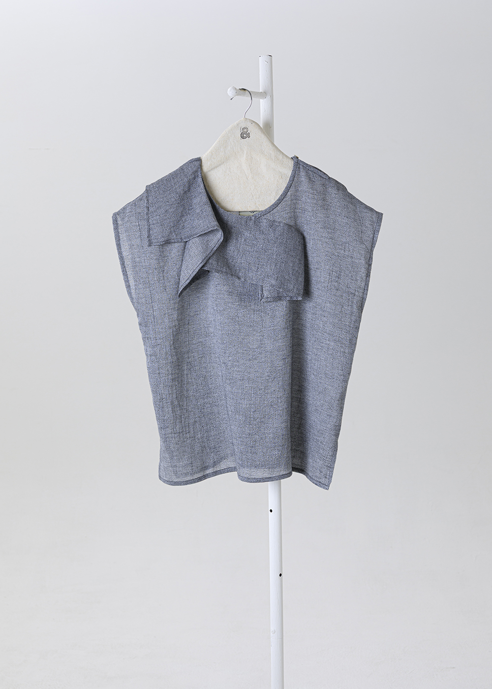  |呼吸質地| |不對稱波紋立體領飾上衣・砂洗微粒棉 