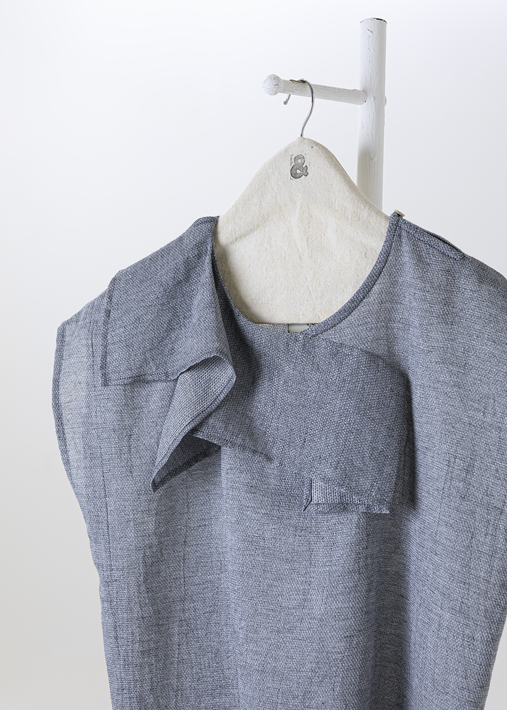  |呼吸質地| |不對稱波紋立體領飾上衣・砂洗微粒棉 