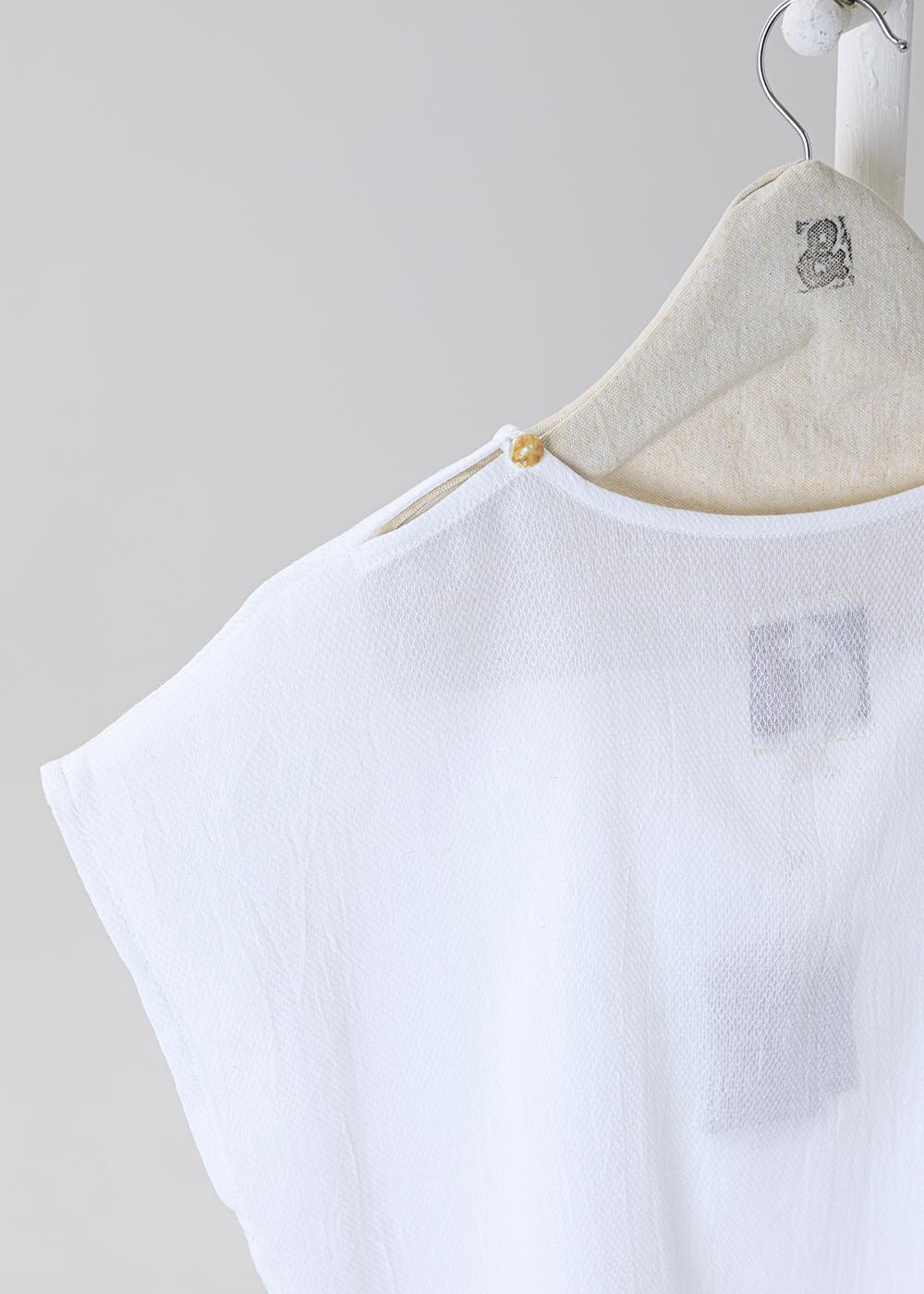  |呼吸質地| |不對稱波紋立體領飾上衣・砂洗微粒棉 