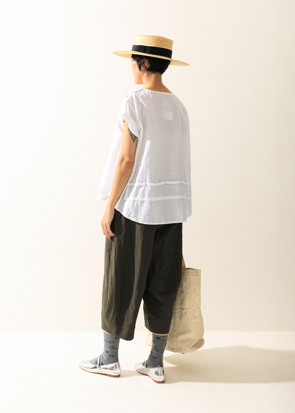 點金肩飾釦斜裁短袖上衣