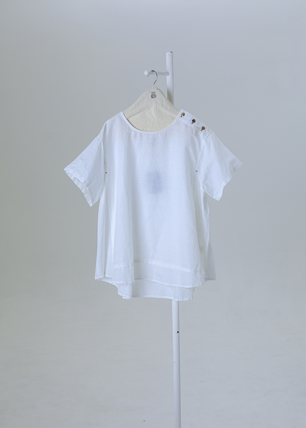 點金肩飾釦斜裁短袖上衣