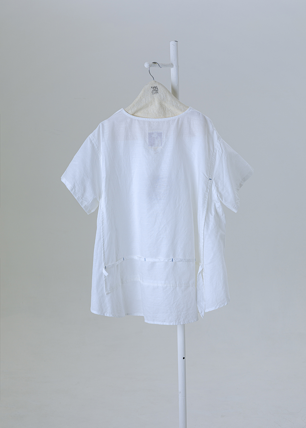 點金肩飾釦斜裁短袖上衣