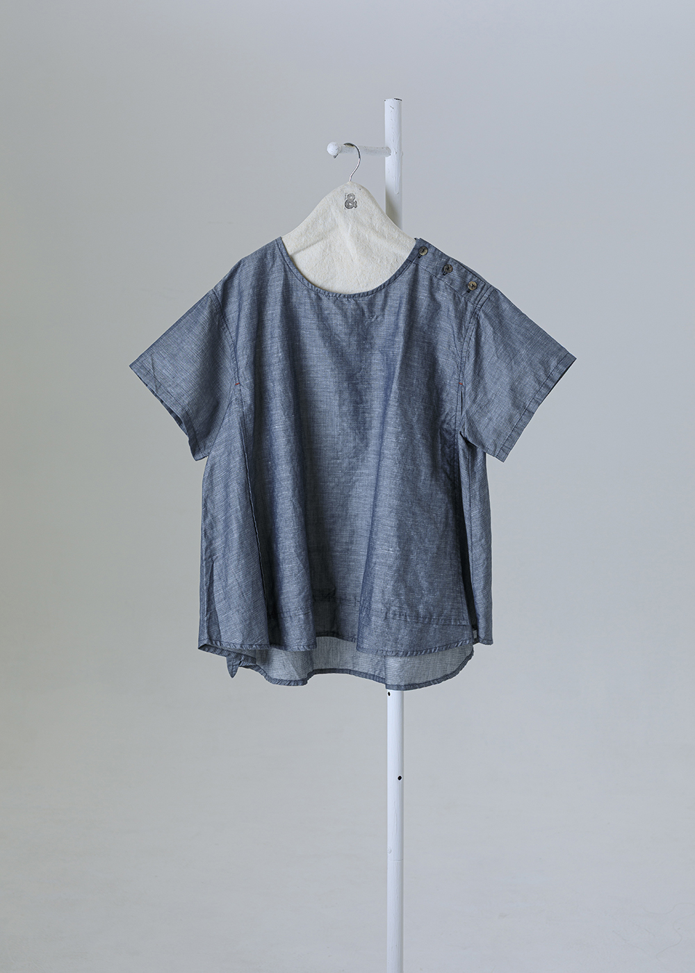 點金肩飾釦斜裁短袖上衣