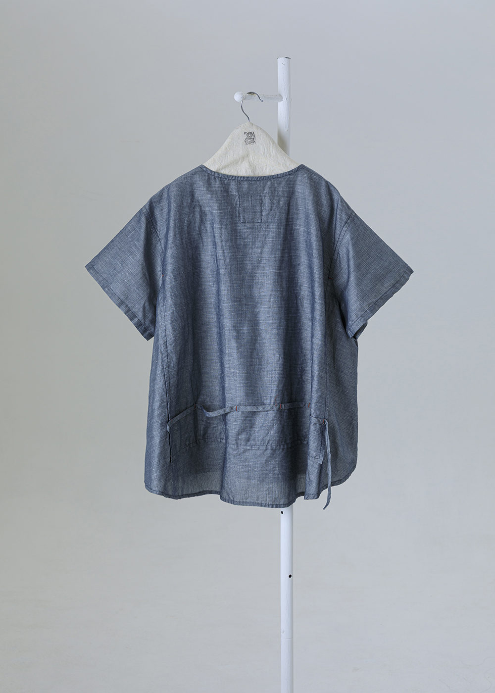 點金肩飾釦斜裁短袖上衣