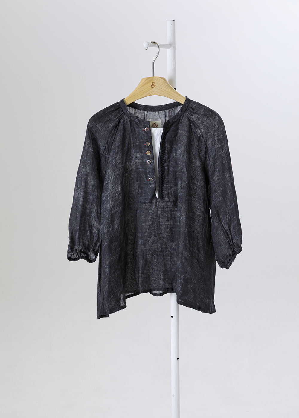 |苧麻微涼|亨利領珠節織帶寬版上衣 