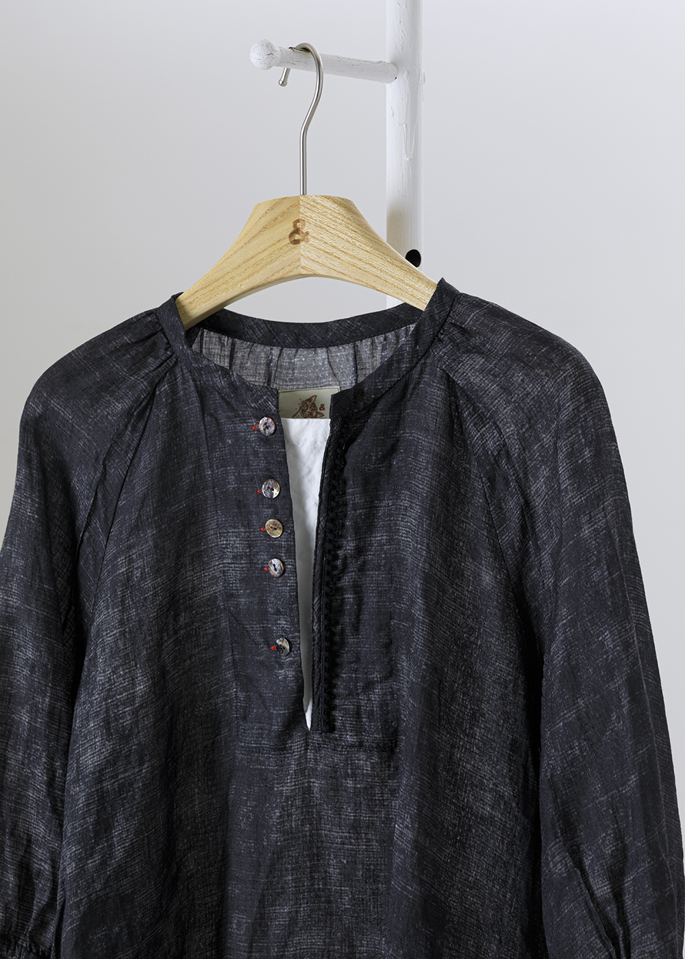 |苧麻微涼|亨利領珠節織帶寬版上衣 