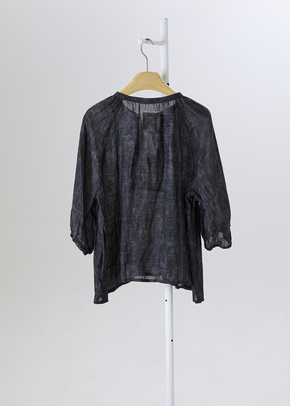 |苧麻微涼|亨利領珠節織帶寬版上衣 