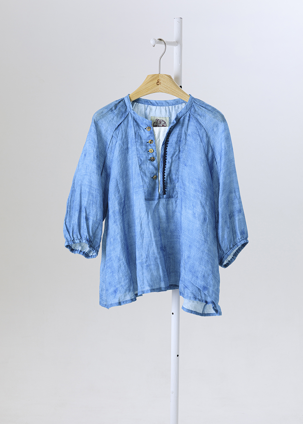 |苧麻微涼|亨利領珠節織帶寬版上衣 