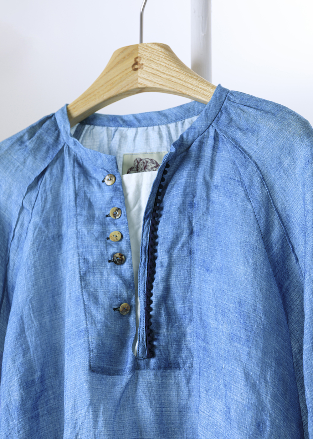 |苧麻微涼|亨利領珠節織帶寬版上衣 