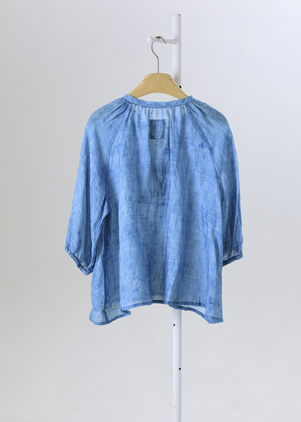 |苧麻微涼|亨利領珠節織帶寬版上衣 