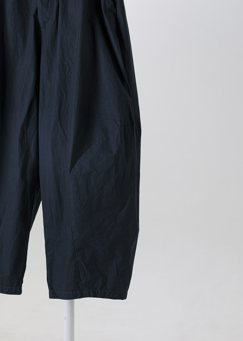 空氣浮雕繭型立體剪接褲