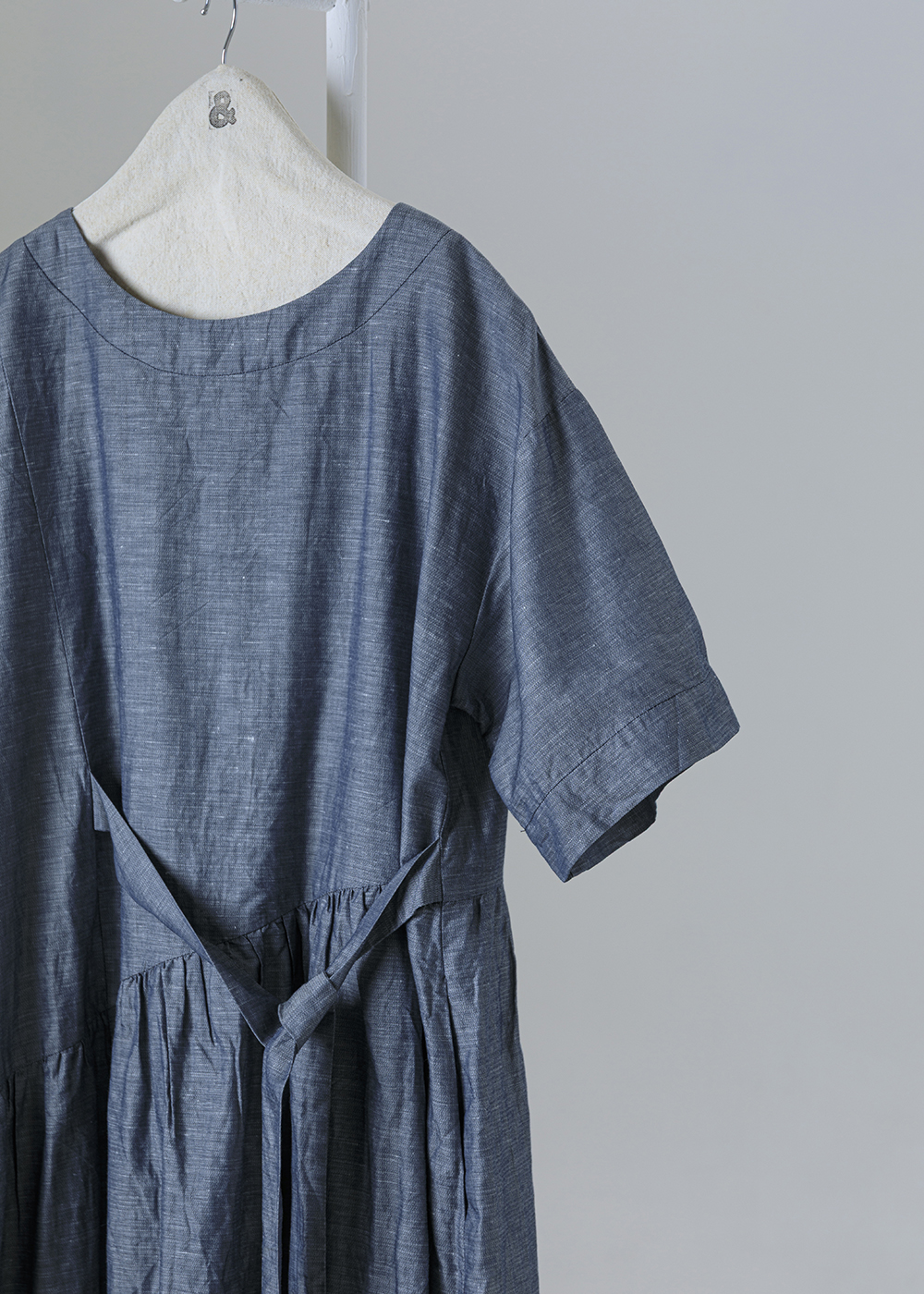 柔息空氣感不對稱綁帶洋裝