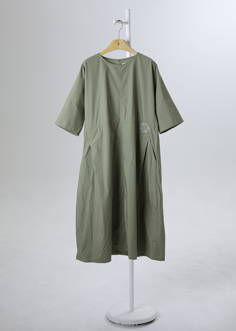 慢活捲袖圓領皺感洋裝