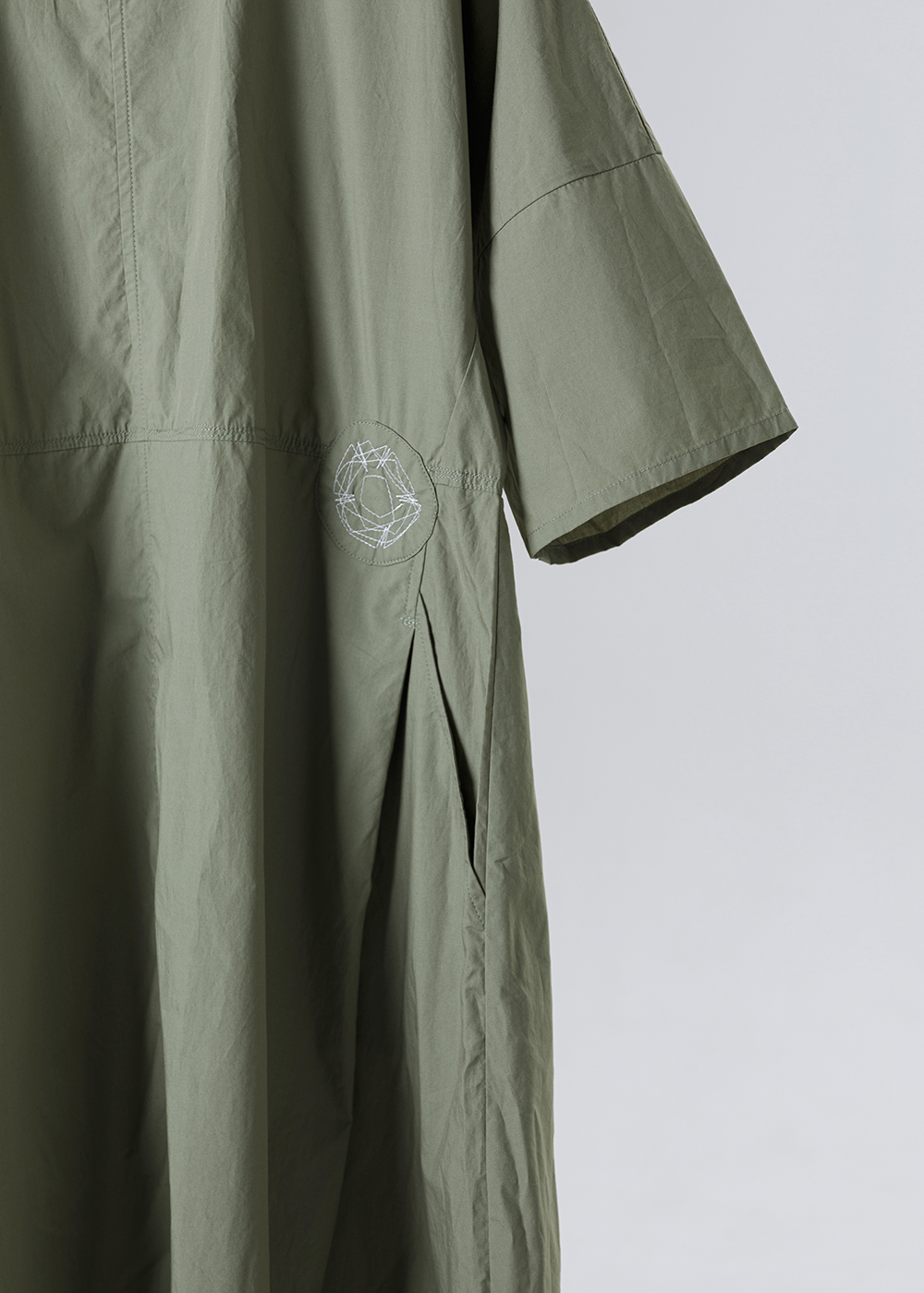 慢活捲袖圓領皺感洋裝