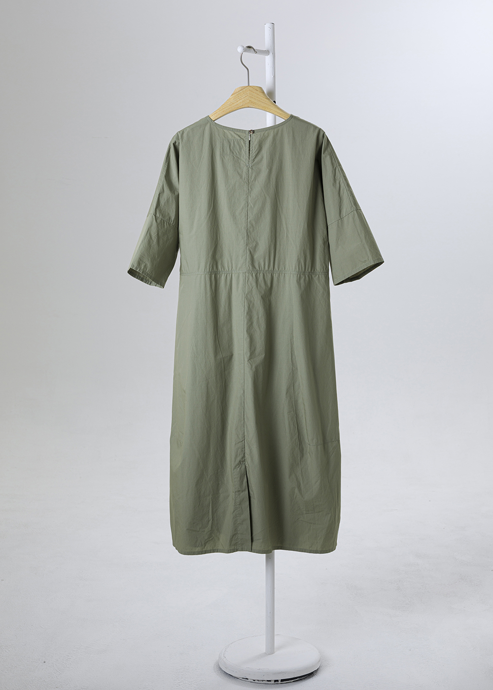 慢活捲袖圓領皺感洋裝