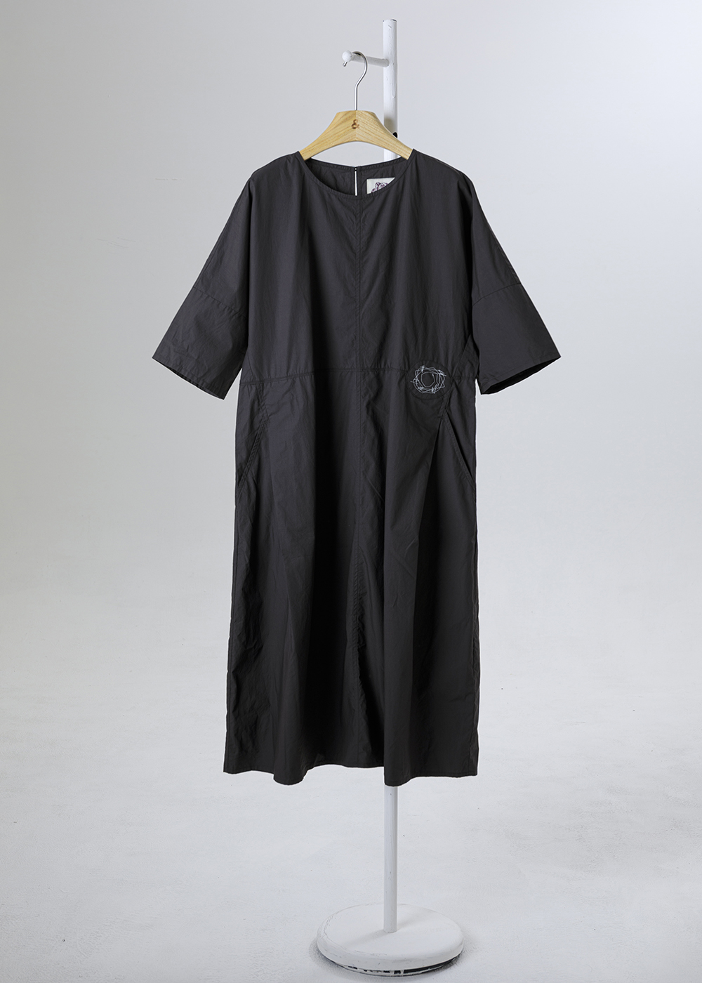 慢活捲袖圓領皺感洋裝