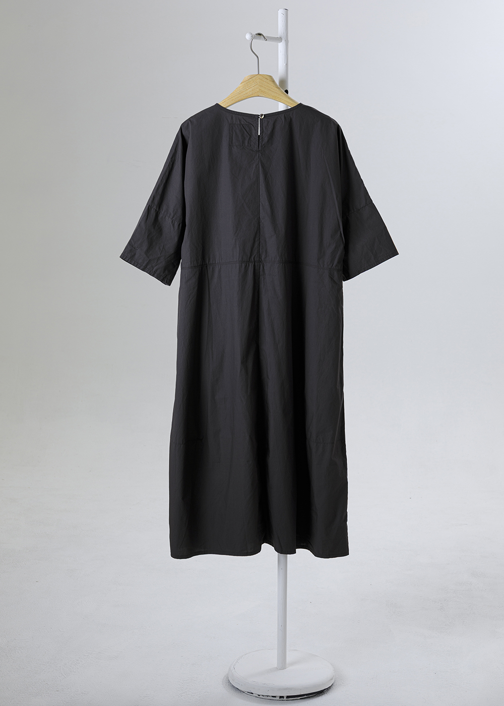 慢活捲袖圓領皺感洋裝