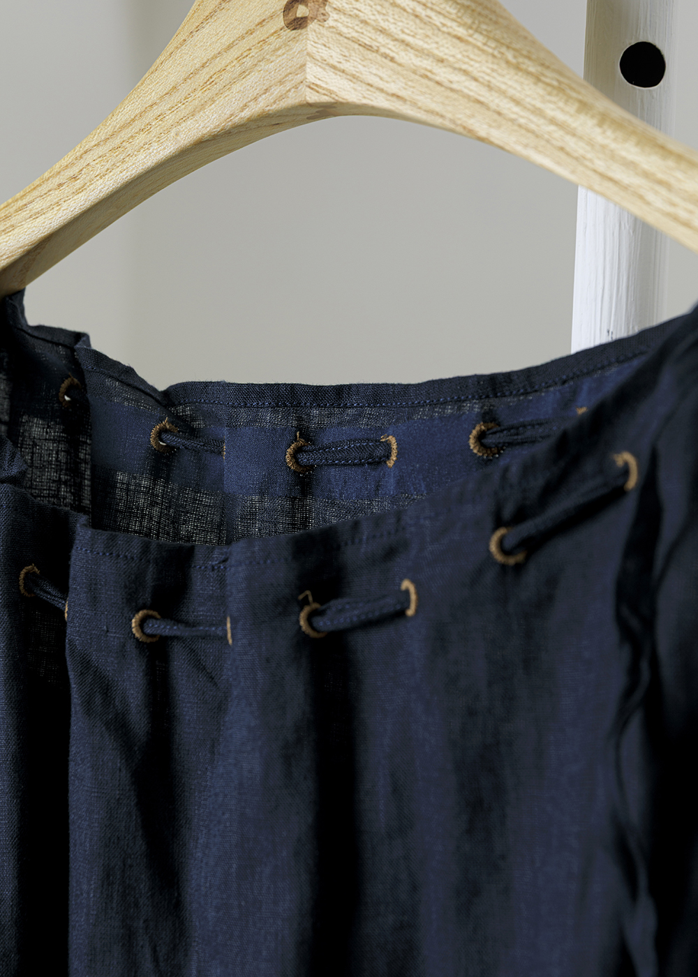 |沁風麻織 |微瀾穿繩領亞麻洋裝