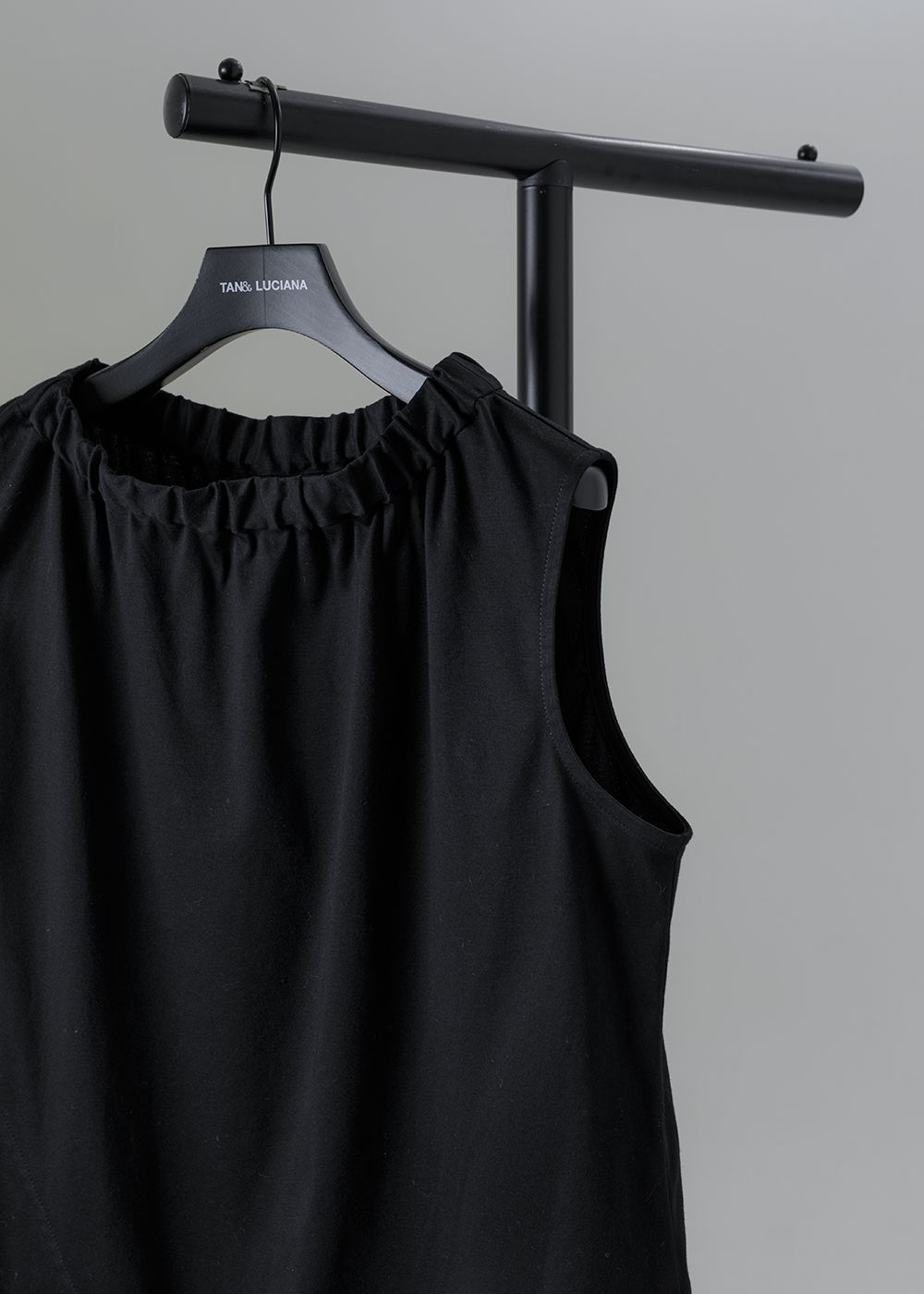 構線不對稱斜角長版背心 