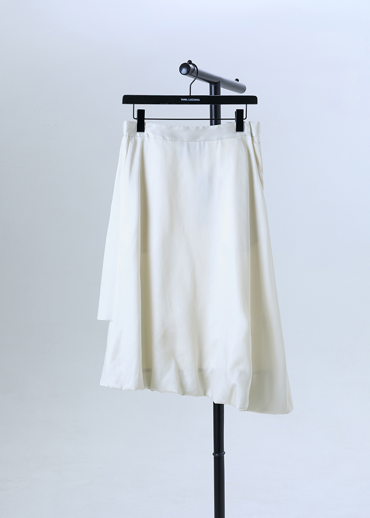 Asymmetric skirt