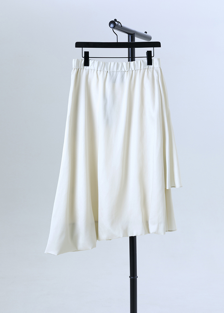 Asymmetric skirt