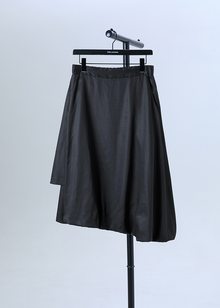 Asymmetric skirt