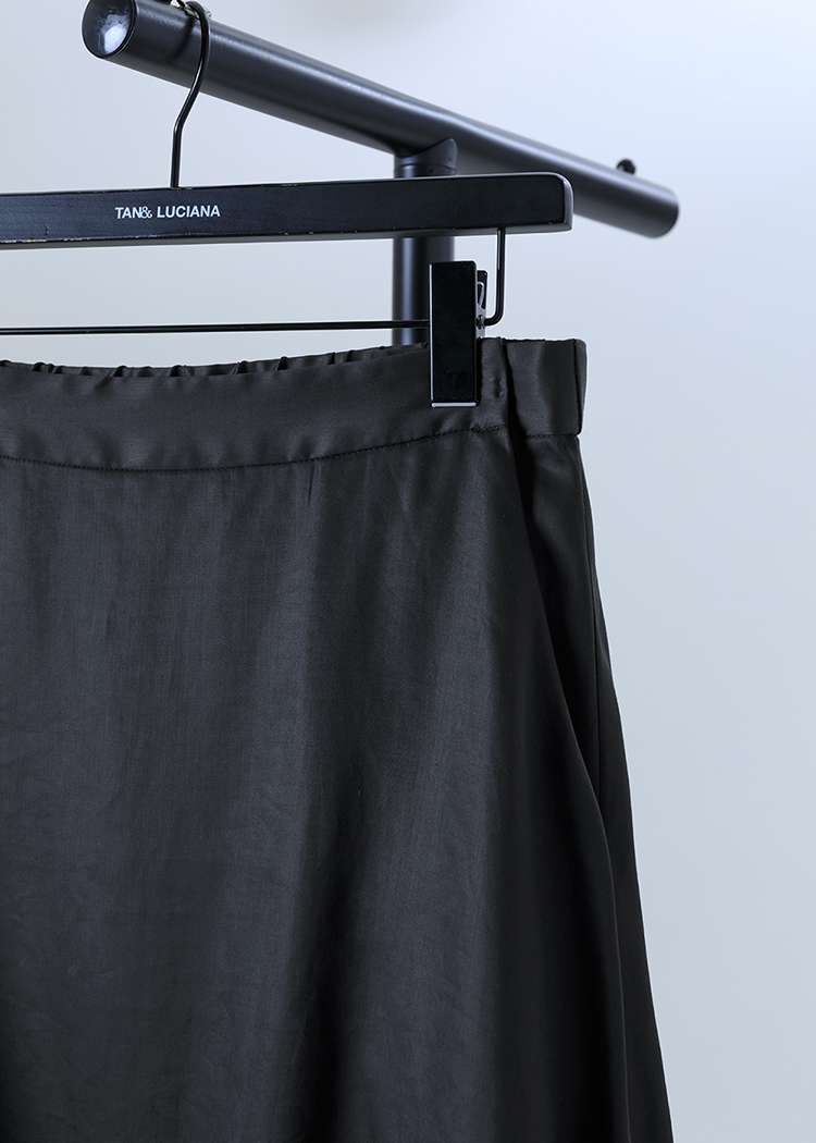 Asymmetric skirt
