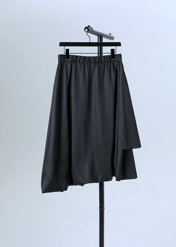 Asymmetric skirt