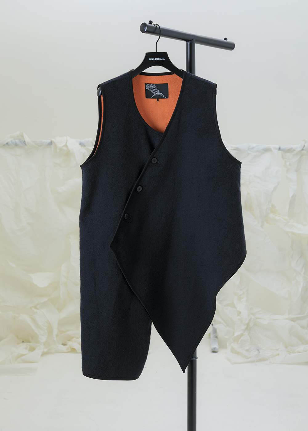 絨感斜襟不對稱長背心