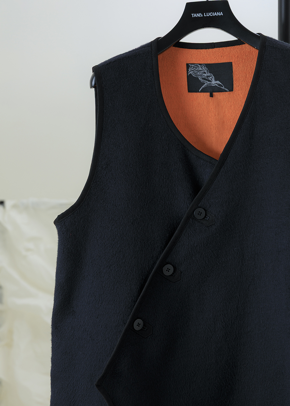 絨感斜襟不對稱長背心