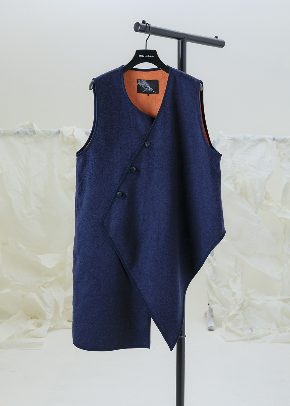 絨感斜襟不對稱長背心