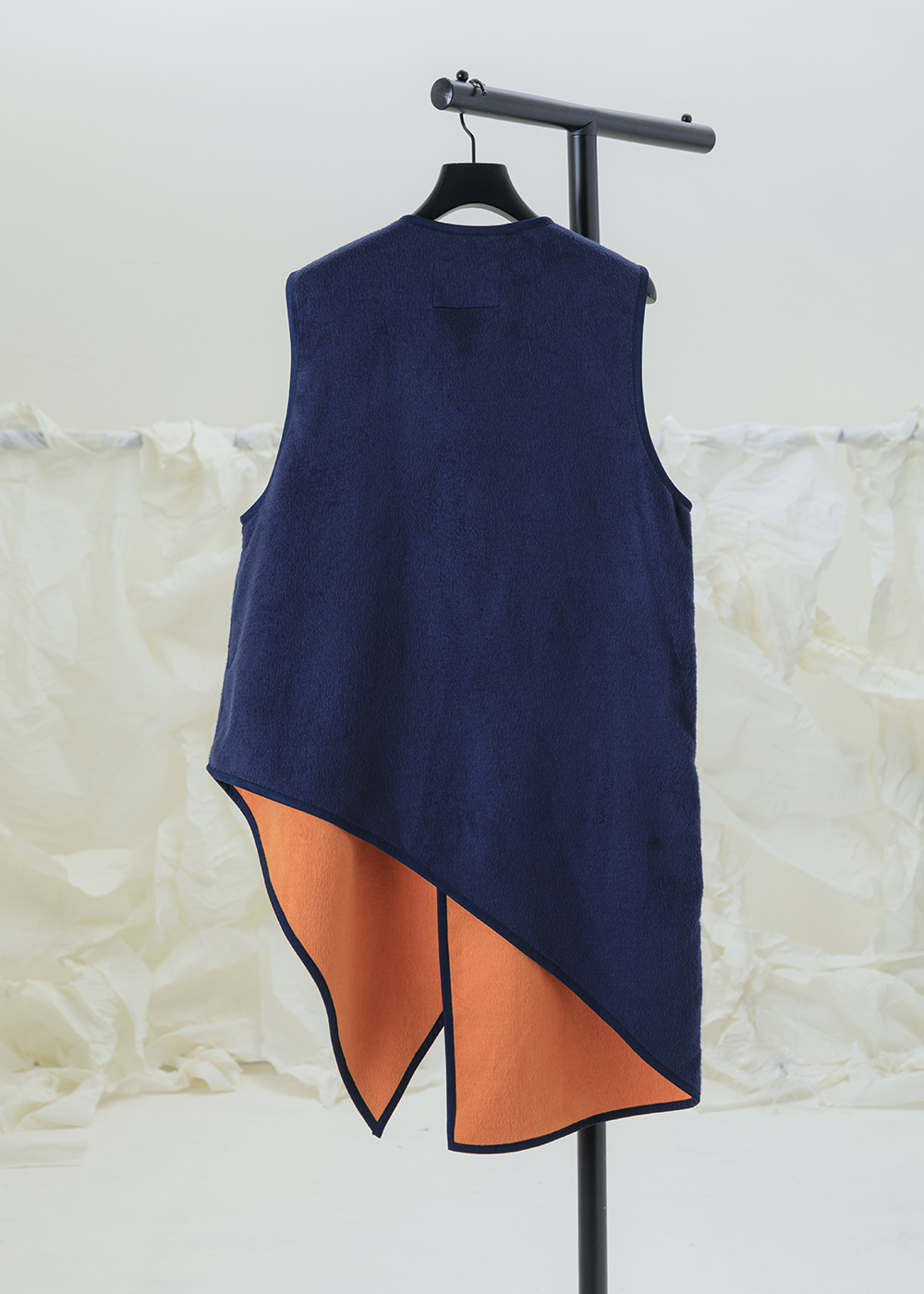絨感斜襟不對稱長背心