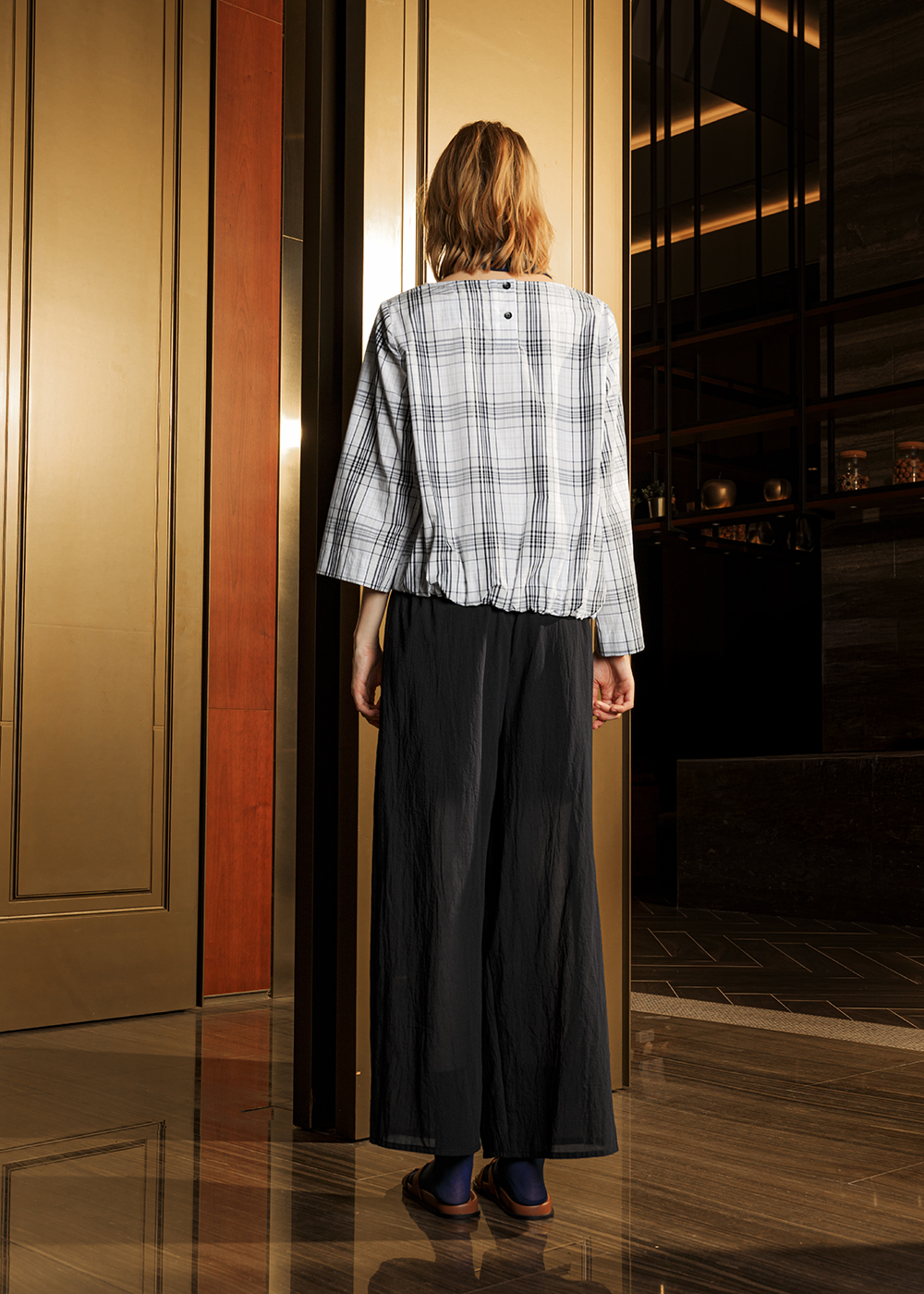 斜向鬆緊泡襬上衣