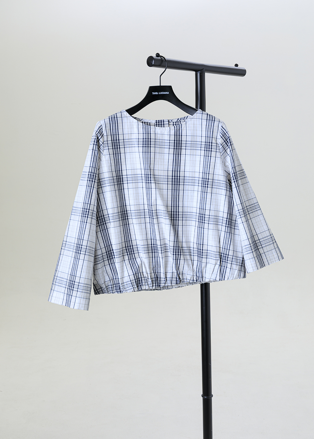 斜向鬆緊泡襬上衣