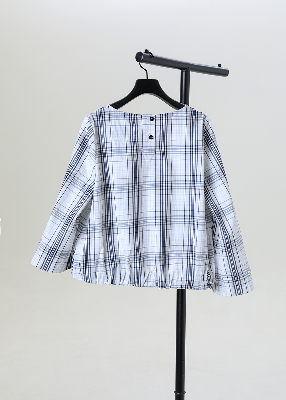 斜向鬆緊泡襬上衣