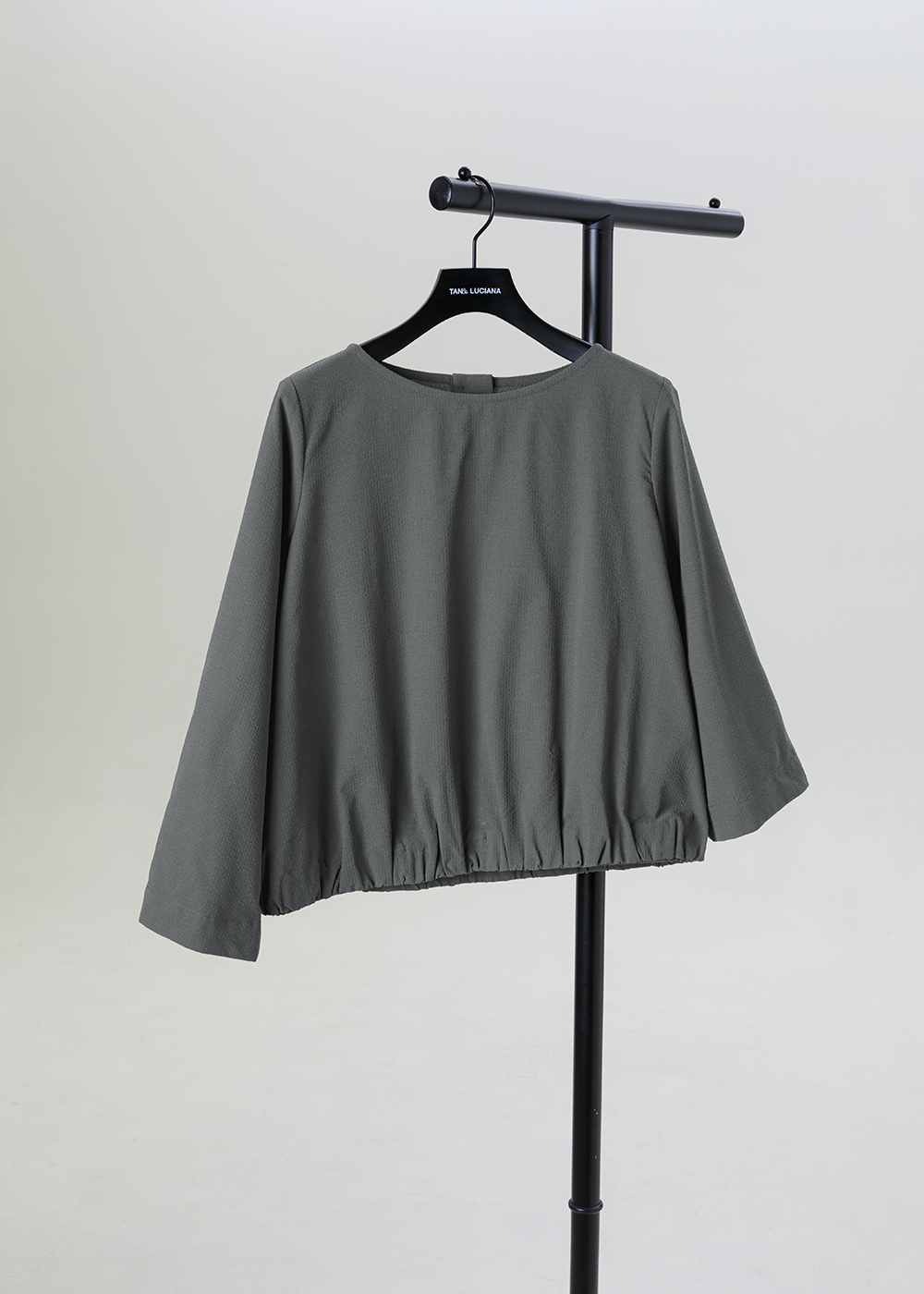 斜向鬆緊泡襬上衣