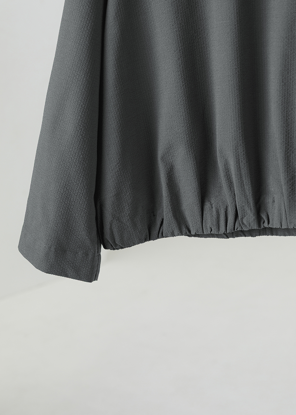 斜向鬆緊泡襬上衣